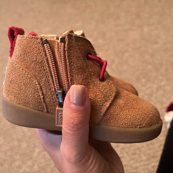 Size 4 toddler Uggs - Picture 3 of 4